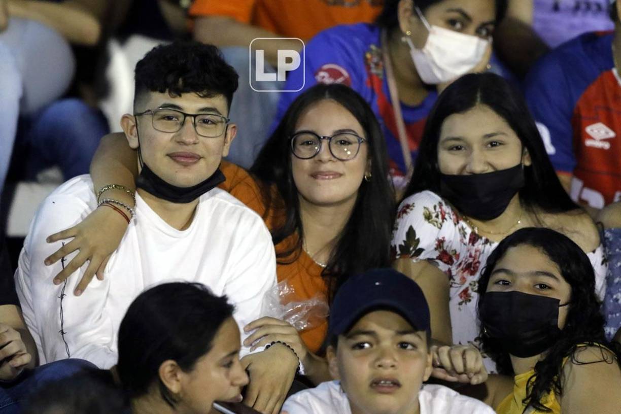 Muchos amantes del fútbol se hicieron presente en el estadio Argelio Sabillón.