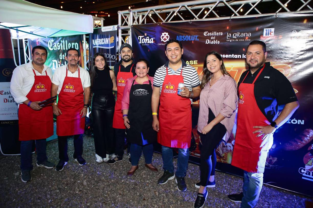 Reinieri Ordoñez, Alexis Reyes, Claudia Canahuati, Julián Manrique, Wendy Lara, José Luis Martínez, Fanny Santamaría y Oswaldo Moreno