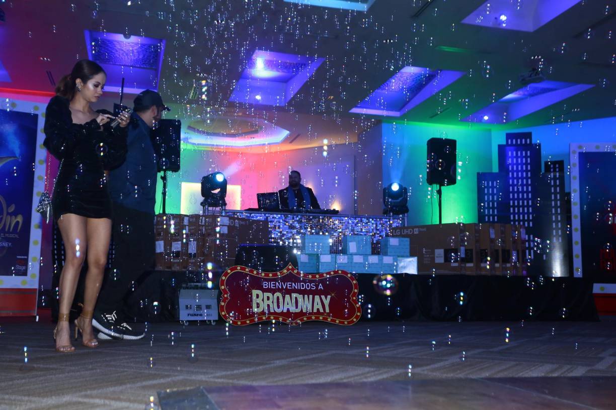 La escenografía se ambientó en la metrópoli estadounidense, Nueva York, lo cual hizo que figuraran muchos elementos referentes a esa ciudad. 