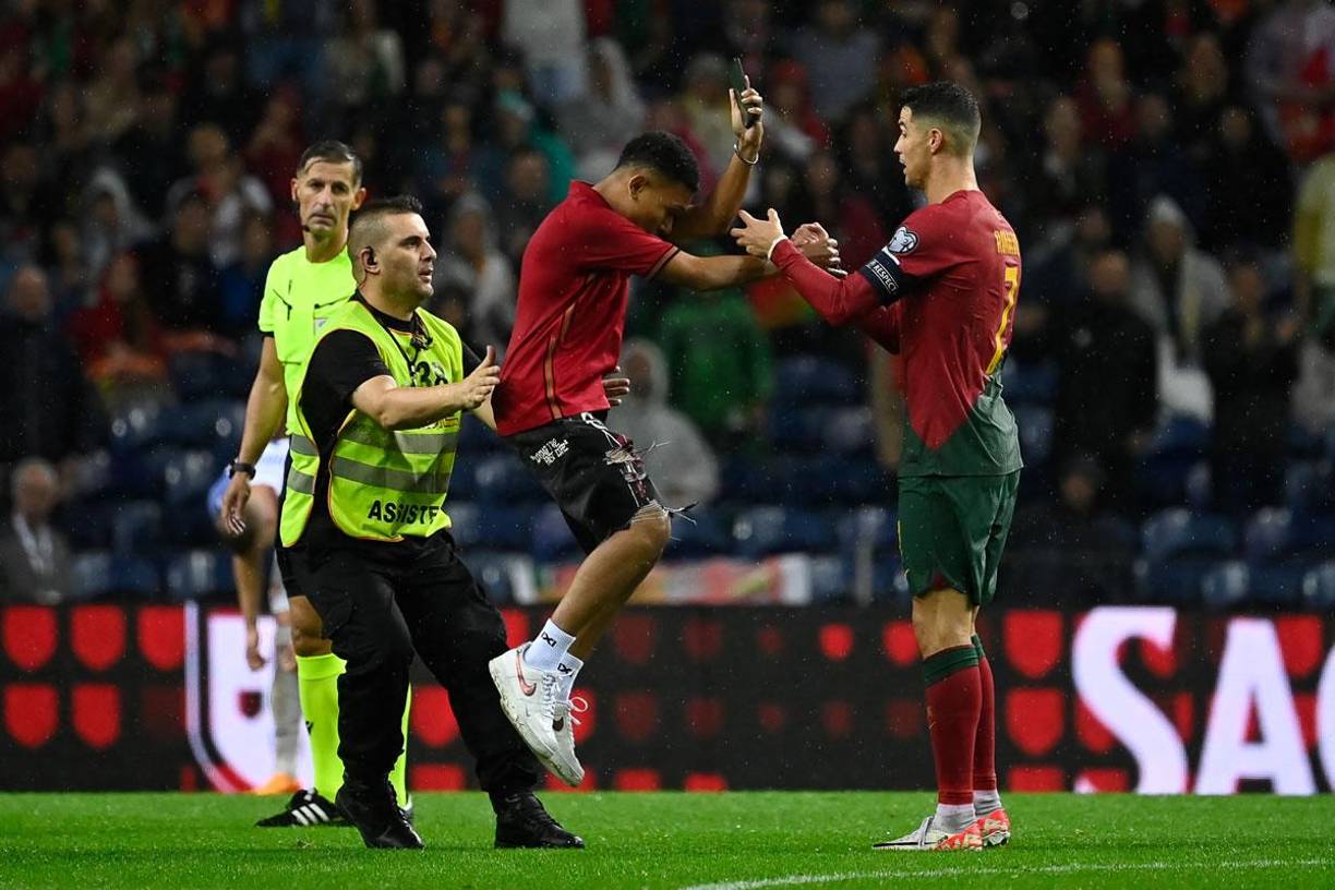 Un aficionado portugués invadió el campo y enfrente de Cristiano Ronaldo hizo el festejo del ‘Bicho‘ con el ‘siuuu‘.