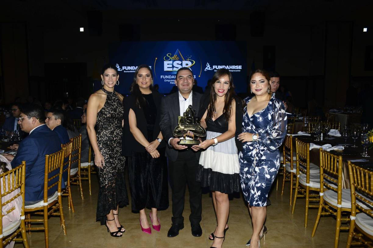 Leslie Paredes, María Gabriela González, Omar Aguilar, Cindy Nolasco y Martha Amaya