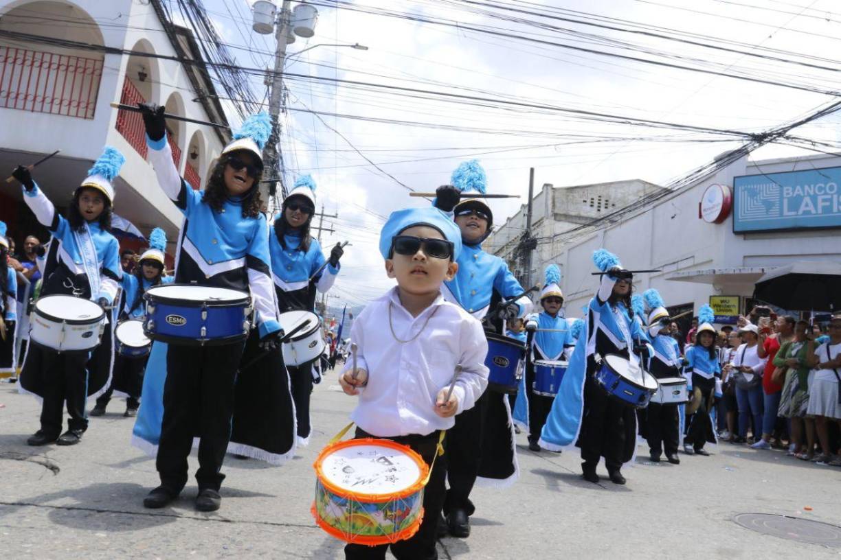 Este pequeño de la escuela Policarpo Bonilla acaparó las miradas.