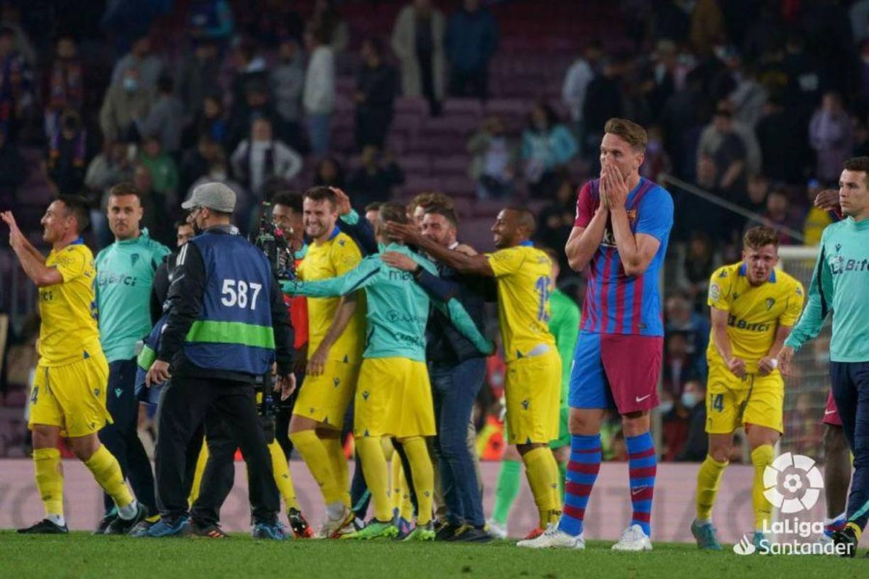 Los jugadores del Cádiz celebrando el triunfo, mientras Luuk de Jong se lamenta.