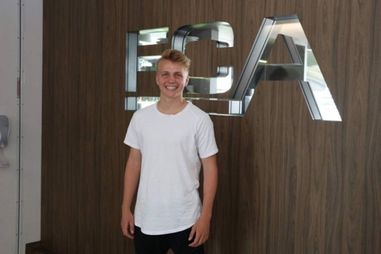 Felix Götze, el hermano pequeño de Mario Götze, abandona la disciplina del Bayern Múnich y firma con su nuevo equipo el Augsburgo hasta el 30 de junio de 2022. El joven defensor de 20 años ficha por el conjunto de Baviera en busca de la titularidad y el desarrollo como futbolista. El talento alemán firmó en 2014 por el Bayern Múnich procedente del Borussia Dortmund. Foto Twitter