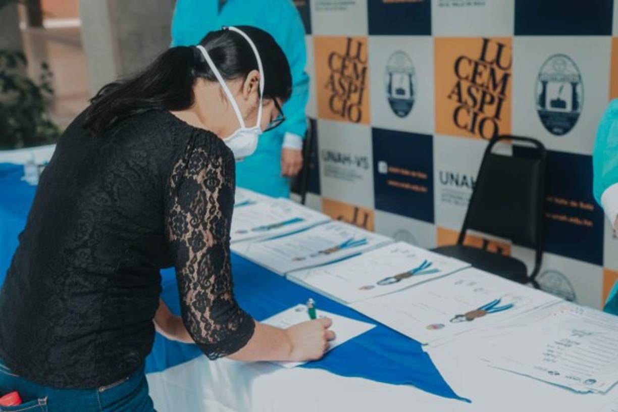 El 27 de mayo anterior, se entregó títulos sin ceremonia de graduación a estudiantes de Medicina en este centro universitario regional.<br/><br/>Jacobo Paredes, director de la máxima casa de estudio de la zona norte, dijo que la entrega de 315 títulos se iniciará el 7 de septiembre y finalizará el miércoles 9 en el edificio 3 del campus. Fotos y artes: Redes sociales Unah Valle de Sula