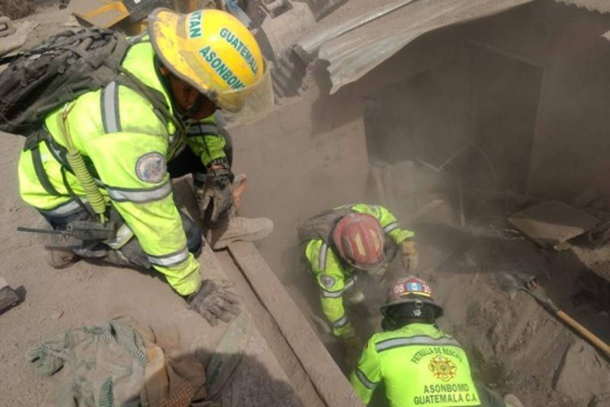 'Si están atrapados en el flujo piroclástico es difícil encontrarlos con vida. Incluso va a haber personas que pudieron ser calcinadas y no se van a poder encontrar', dijo Sergio Cabañas, director de la Conred./Foto Prensa Libre.