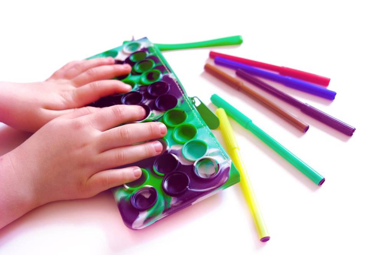 Los niños con TDAH pueden beneficiarse de rutinas diarias claras, listas de tareas, pausas regulares para moverse, y actividades que mejoren su capacidad de atención.