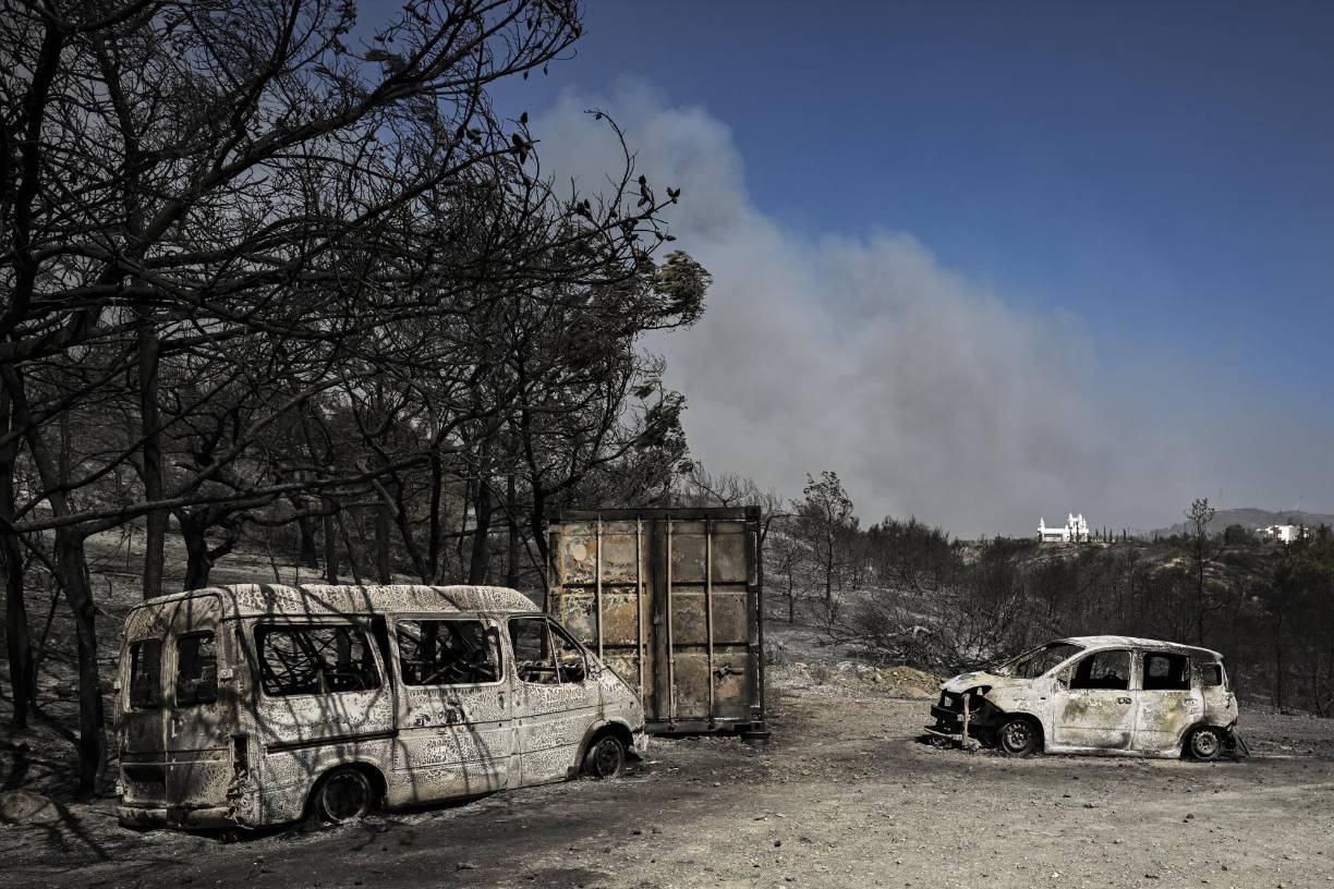 “El infierno en la tierra”: la fuga dantesca de los turistas en Grecia