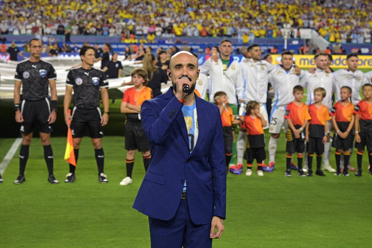 Por su parte, Abel Pintos se ocupó de entonar el himno argentino.