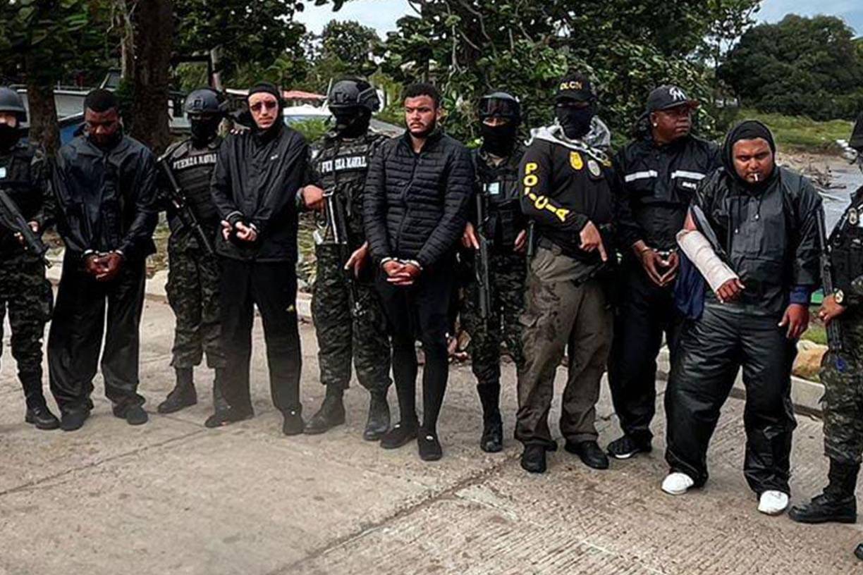 Cien fardos de supuesta cocaína fueron incautados este fin de semana cuando eran transportados en lanchas tipo “Go fast” en el Caribe hondureño, informó el ministro de Defensa, José Manuel Zelaya Rosales.