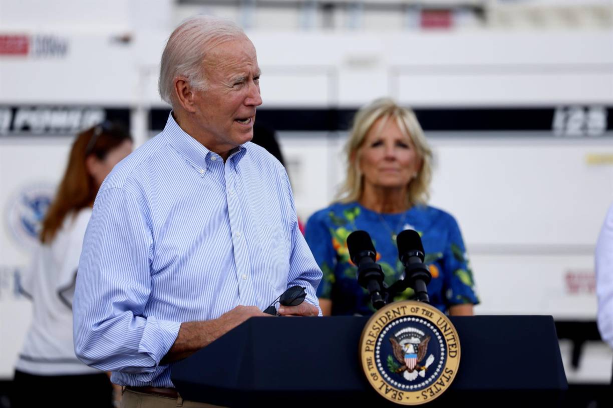 Poco antes de su partida, la Casa Blanca anunció que daría un nuevo impulso a Florida duplicando el tiempo, inicialmente establecido en un mes, durante el cual el Estado federal financiará todos los costos vinculados a la retirada de escombros y las obras urgentes de consolidación.