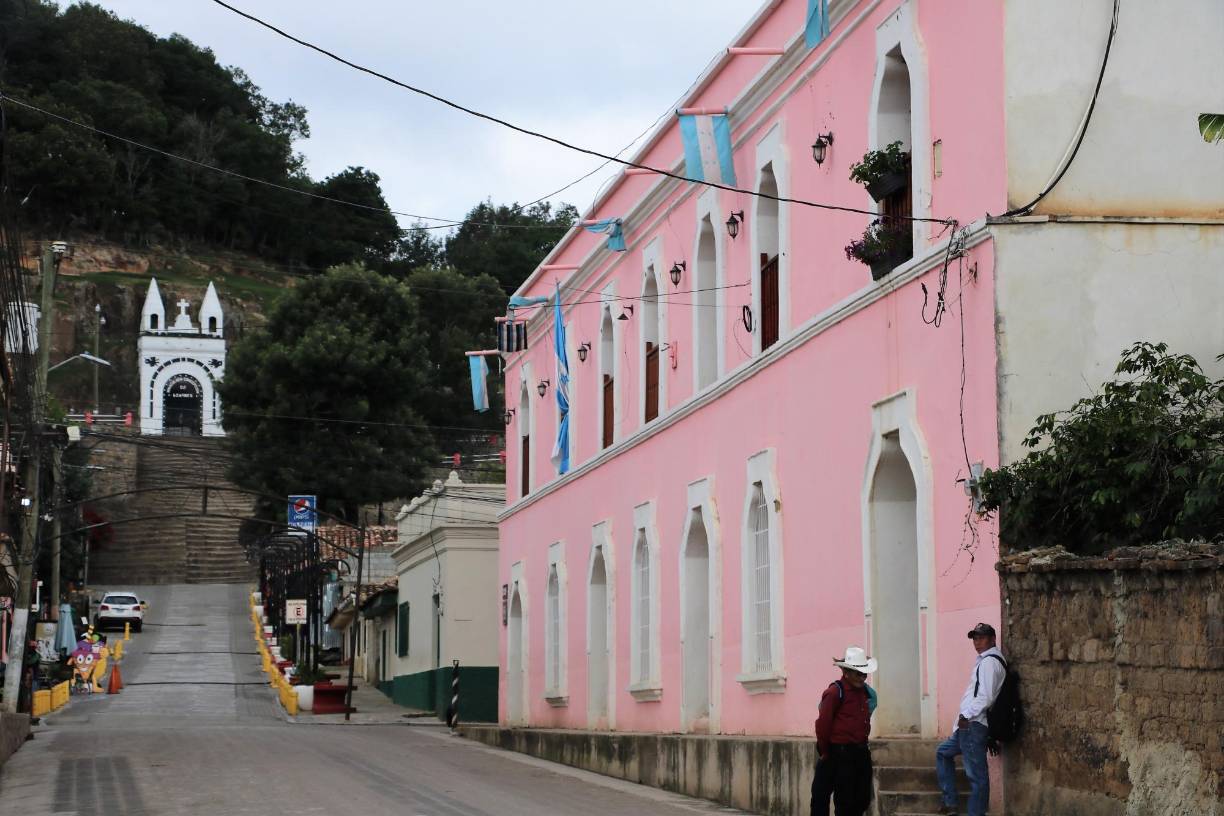 En La Esperanza se encuentra La Gruta, ermita construida en promesa a la Virgen de Concepción. Sus gradas esculpidas a mano en roca volcánica forman parte de un recorrido para apreciar las ciudades gemelas de La Esperanza e Intibucá.
