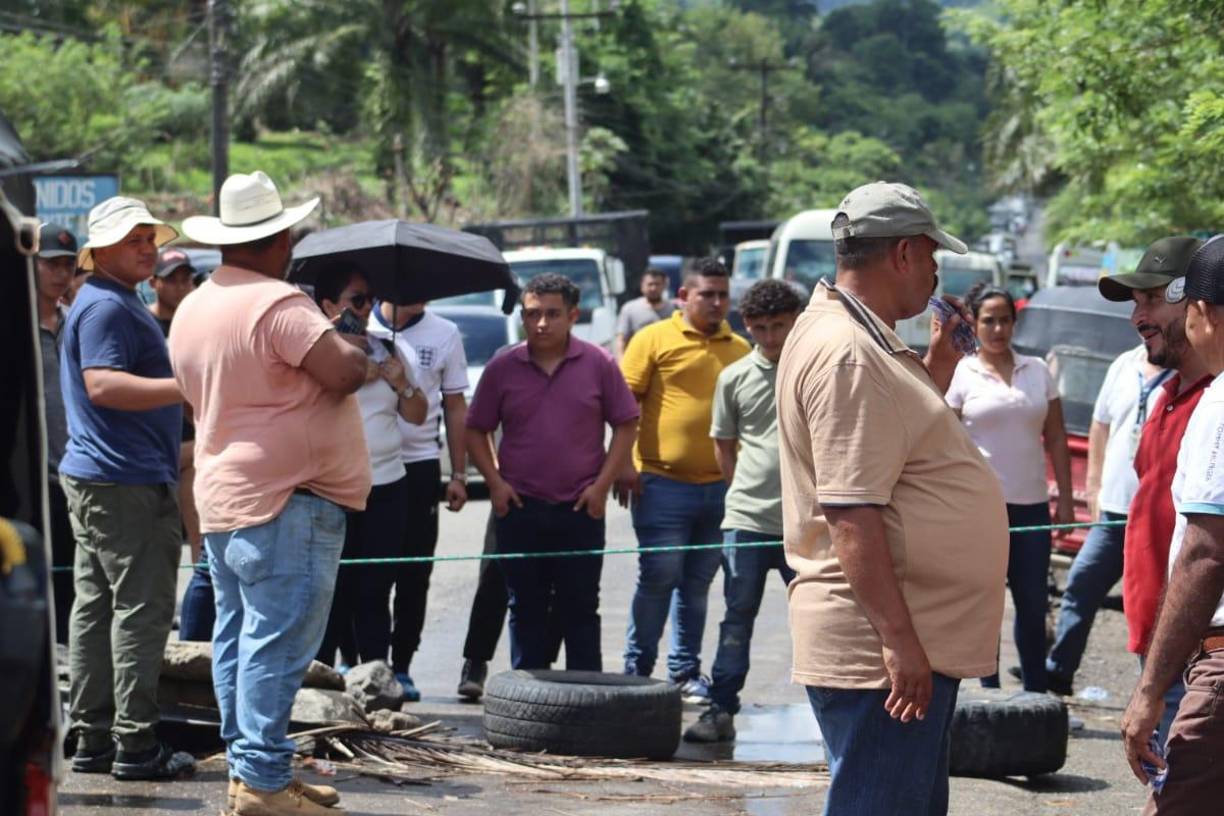 Liberan paso vehicular en Colón tras diez horas de toma de carretera