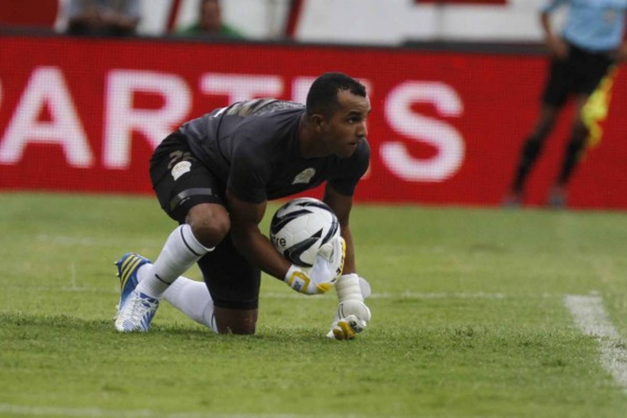 Donis Escober: Fue el portero titular del Olimpia.