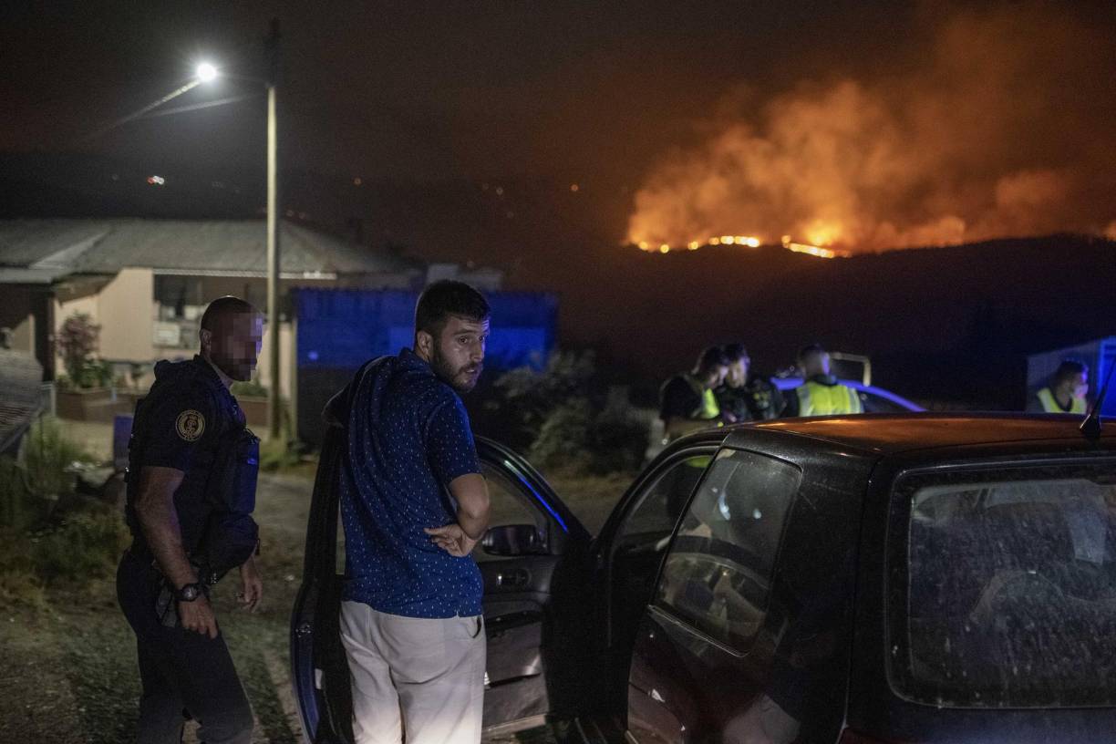 Más al sur, en la provincia de Alicante, cientos de bomberos secundados por 25 aviones cisterna y helicópteros trataban de poner coto a las llamas en el Vall d’Ebo, a 50 kilómetros al norte de la turística localidad de Benidorm.