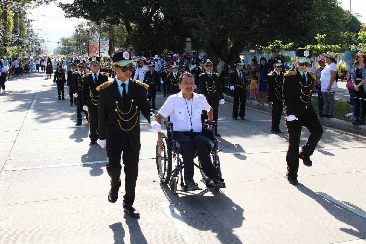 Otro de los grupos que demuestran su fervor por la patria son los cadetes. 