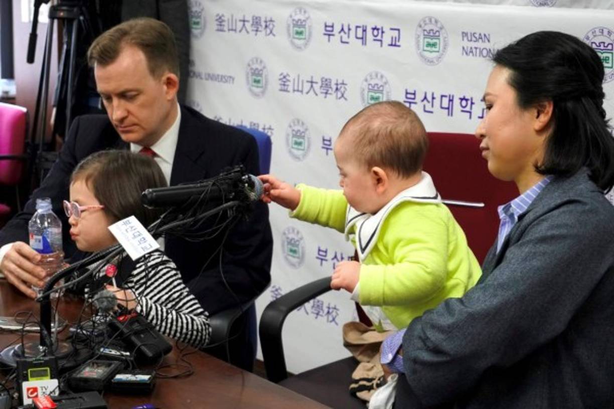 La breve intervención de Kelly en la BBC, en la que tenía como objetivo opinar sobre la crisis armamentística de la península de Corea, pasó a ser una de las noticias del mes, recogida por cientos de medios de comunicación de todo el mundo y visualizada decenas de millones de veces en las redes sociales.