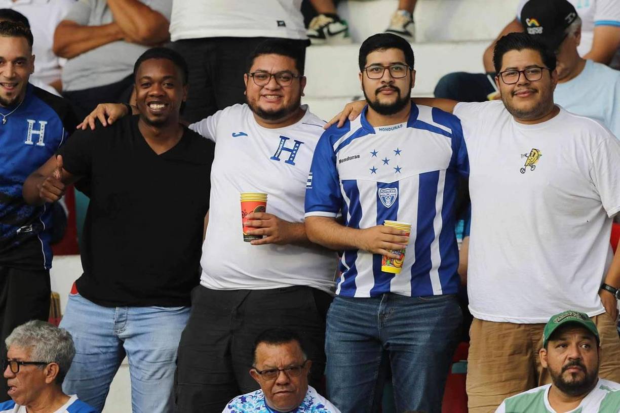 Estos hinchas catrachos posando para el lente de Diario La Prensa. 