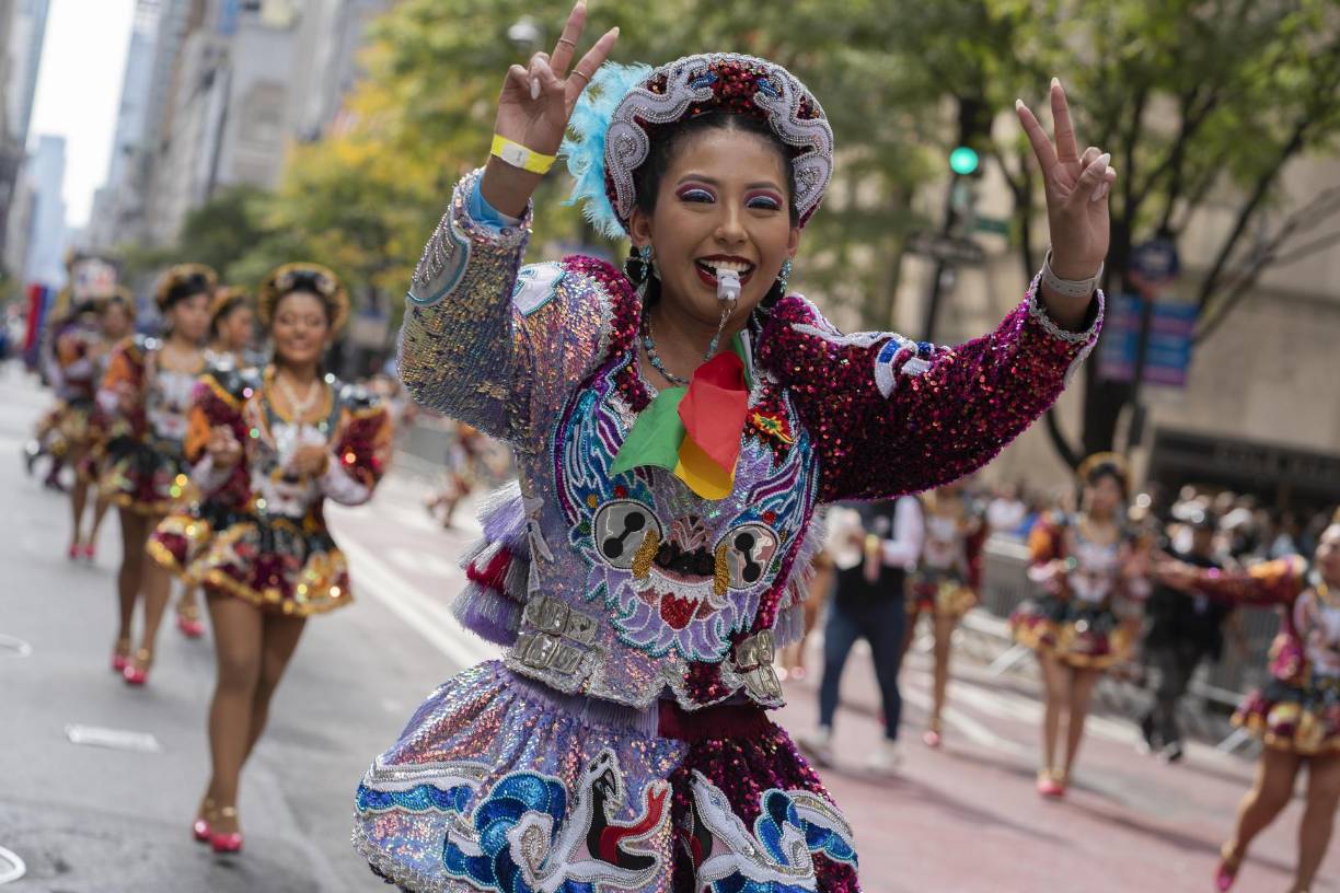 Una mujer desfila con traje típico durante la edición 60 del Desfile de la Hispanidad, este domingo en Nueva York (Estados Unidos). EFE