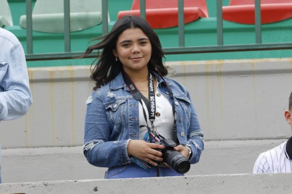 Una linda fotógrafa que llegó a cubrir el clásico Marathón-Olimpia.