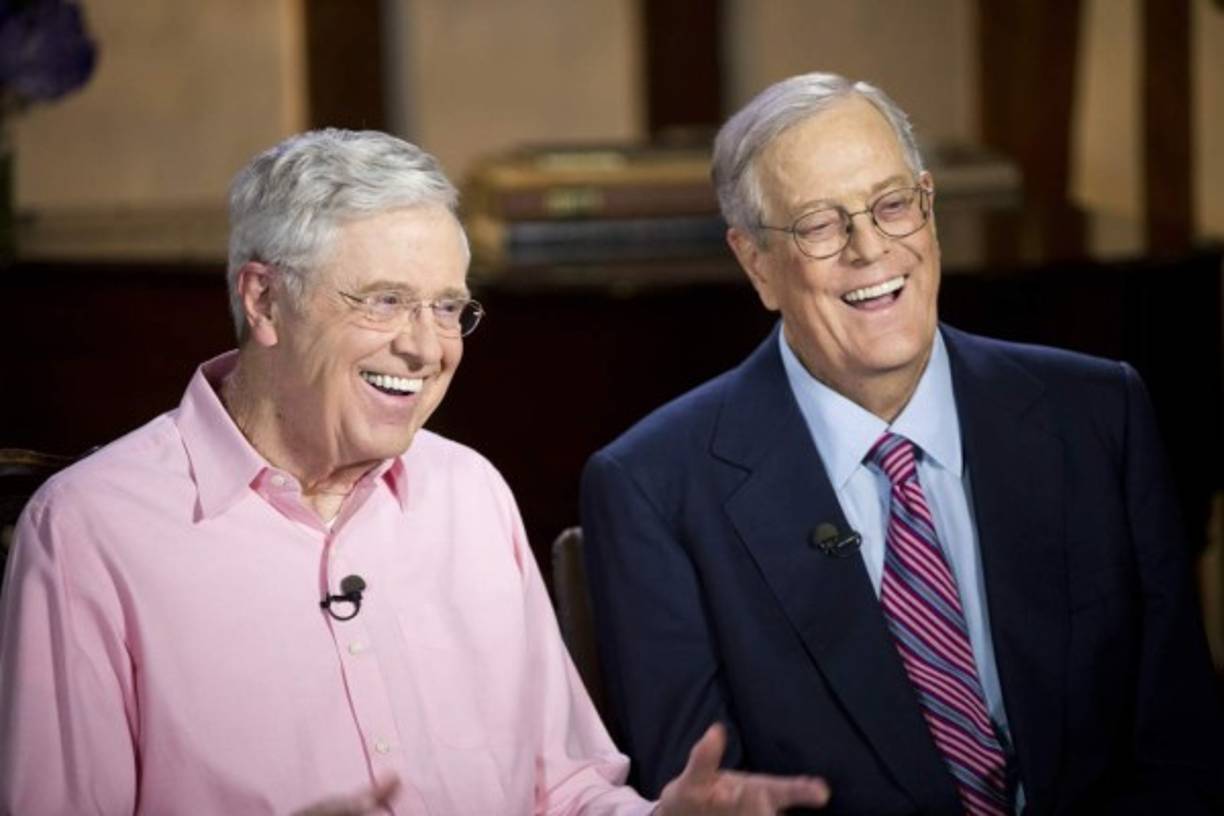 Número 8. Los hermanos Charles (81) y David (76) Koch, del grupo estadounidense que lleva su apellido escalan un puesto en relación al año pasado. Su diversificada cartera de negocios acumula $48,300 millones.