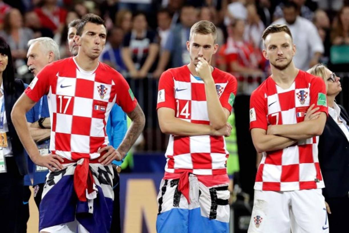 Los jugadores croatas Mario Mandzukic, Filip Bradaric (centro) e Ivan Rakitic tristes por la derrota.