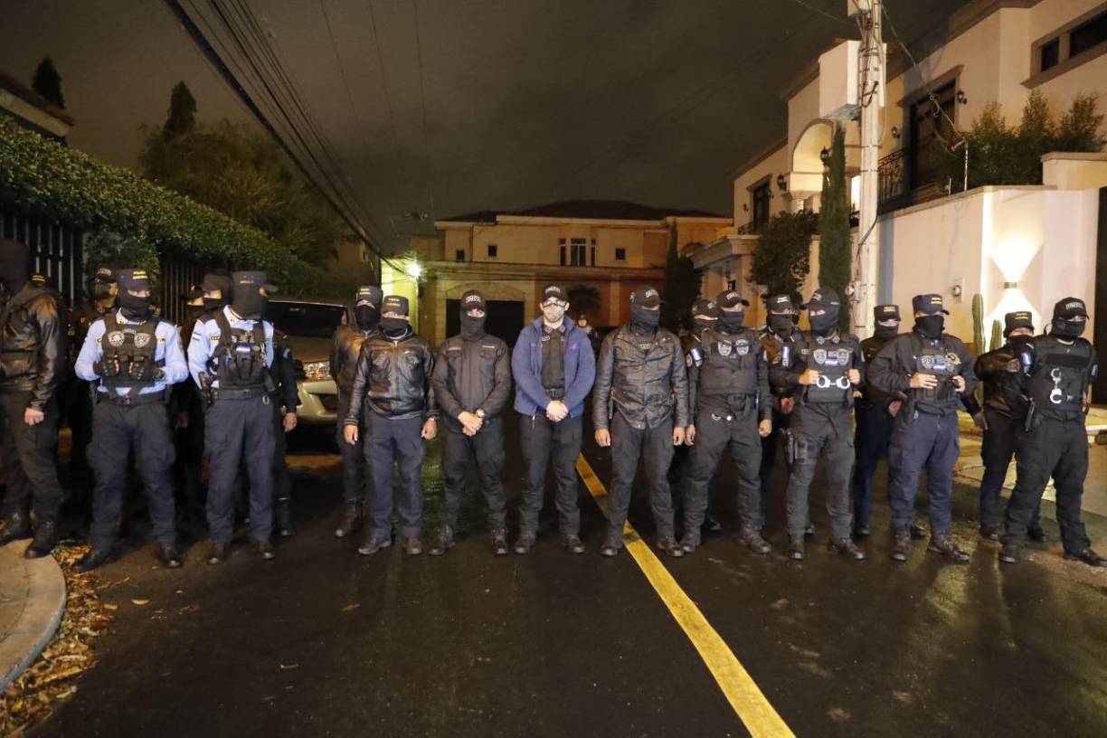 Las autoridades realizaron murallas humanas para impedir el paso a particulares.