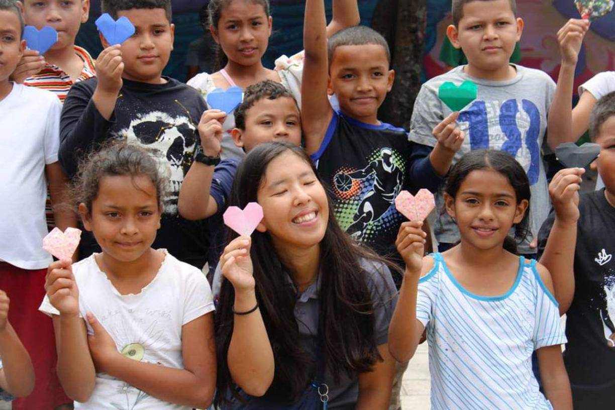 Familiares y miembros de la comunidad lamentan profundamente su muerte, recordándola como una persona dedicada y comprometida con la educación de los niños.
