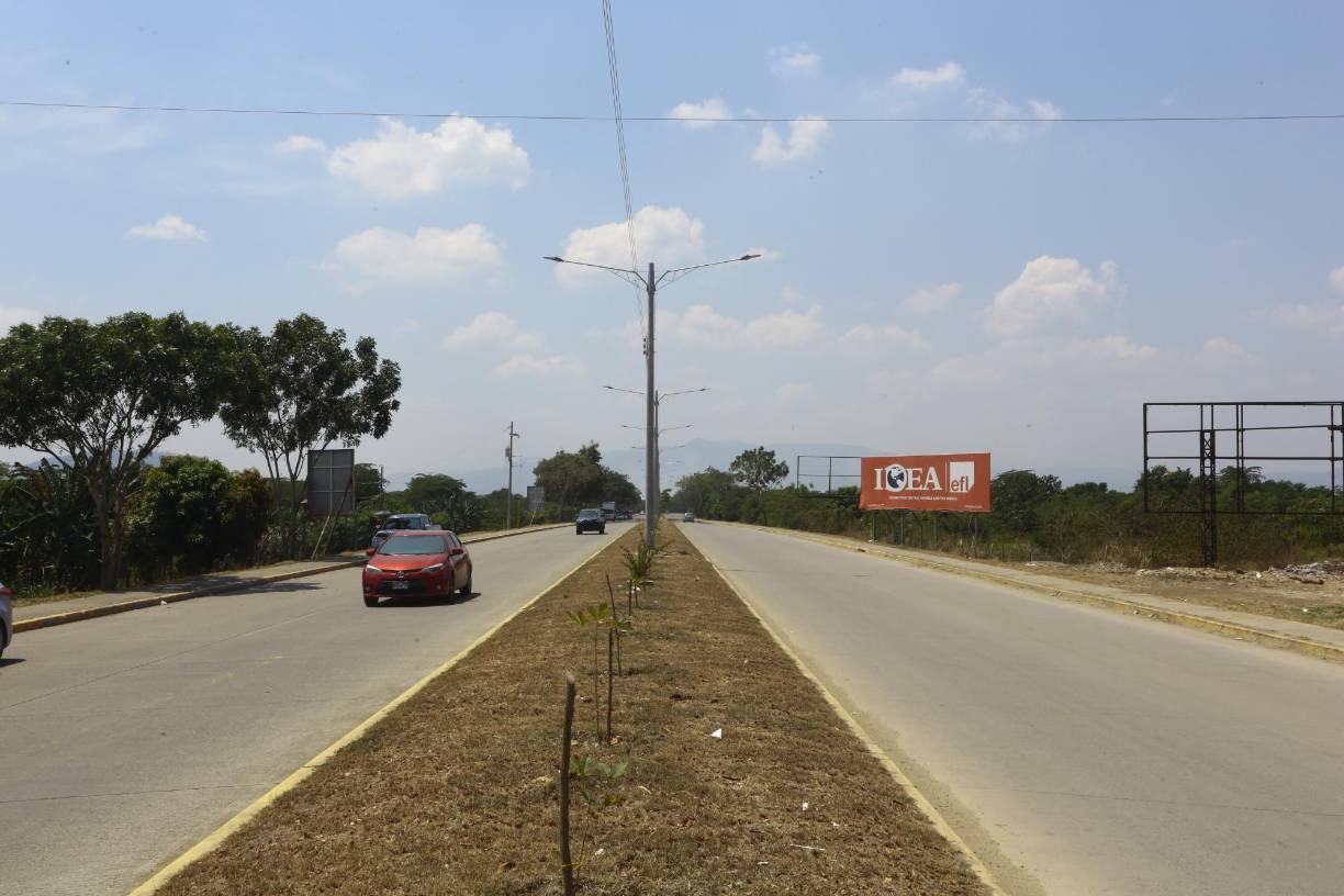 En el proyecto de mejoras incluyeron la iluminación del bulevar que conduce hacia el aeropuerto Villeda Morales y la aduana La Mesa, un reclamo que por años había hecho pasajeros, empresarios y ciudadanía en general.