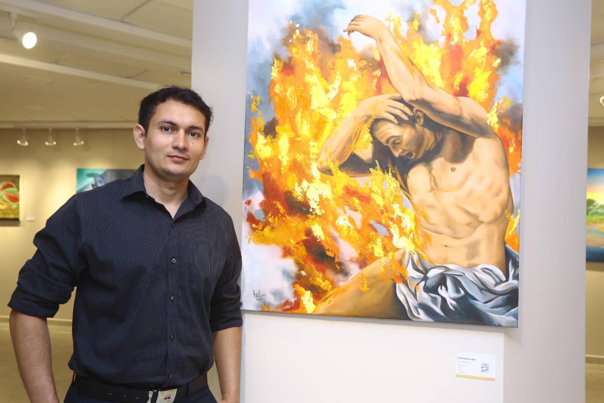 El artista expositor Kevin Rodríguez y su obra “Consecuencias”