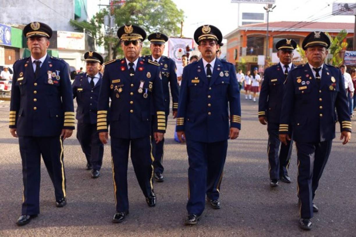 Autoridades participaron al inicio de los desfiles en SPS.