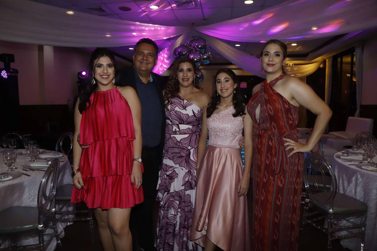Al estilo “disco party” se le dio la bienvenida a los quinceaños de Aida Belén Handal Canahuati, quien lo ha celebrado en compañía de sus seres queridos. El buen ambiente y las muestras de cariño por los presentes fueron el punto cumbre de una fiesta inolvidable para la joven. Con la planificación y decoración de Sonia Pineda, el desarrolló y la estética del salón Mediterráneo y Merendón del Club Hondureño Árabe fueron un éxito.En la foto: Nuhed, Gerardo, Catherine, Aida Belén y Catherine Sophia Handal