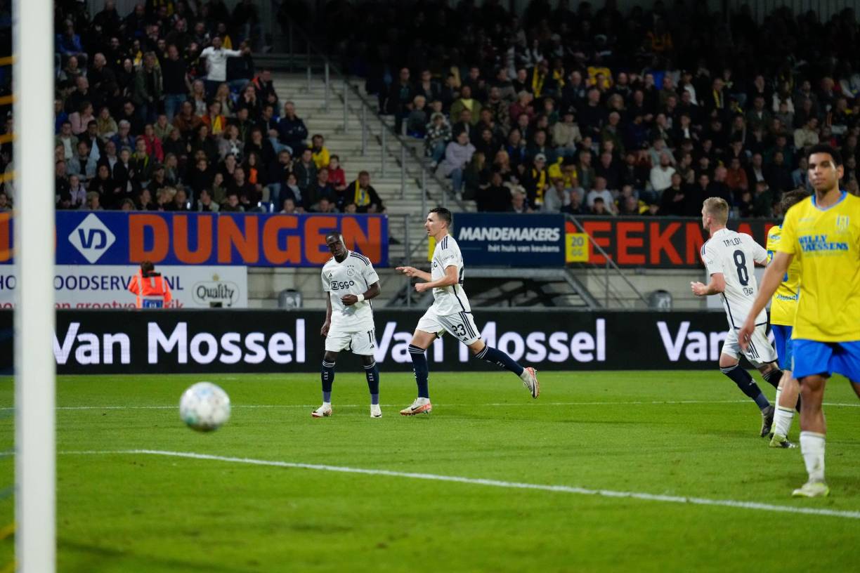 El mundo del fútbol vivió momentos de tensión este sábado durante un partido en la Liga de Holanda entre el Ajax y el RKC Waalwijk.