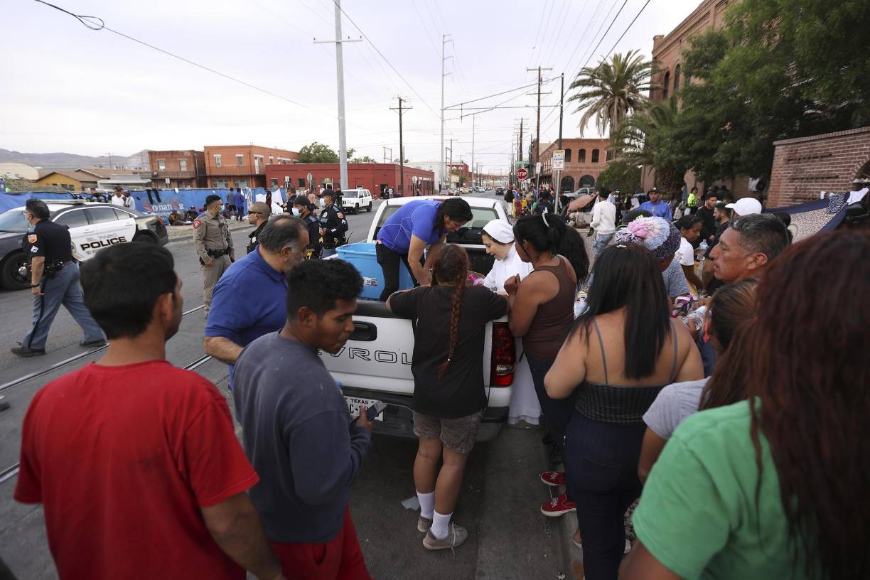 Andan en grupos y a pie en una ciudad donde la mayoría usa auto y, aunque muchos son de Venezuela, también hay colombianos, centroamericanos y asiáticos. Un escenario similar se vive en ciudades como El Paso. 