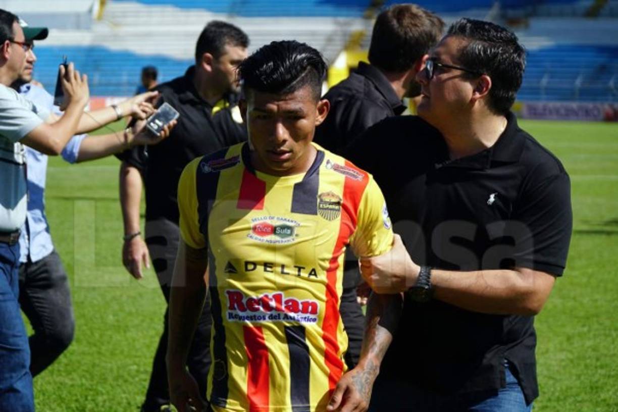 Iván 'Chino' López se fue furioso de la cancha del estadio Olímpico.