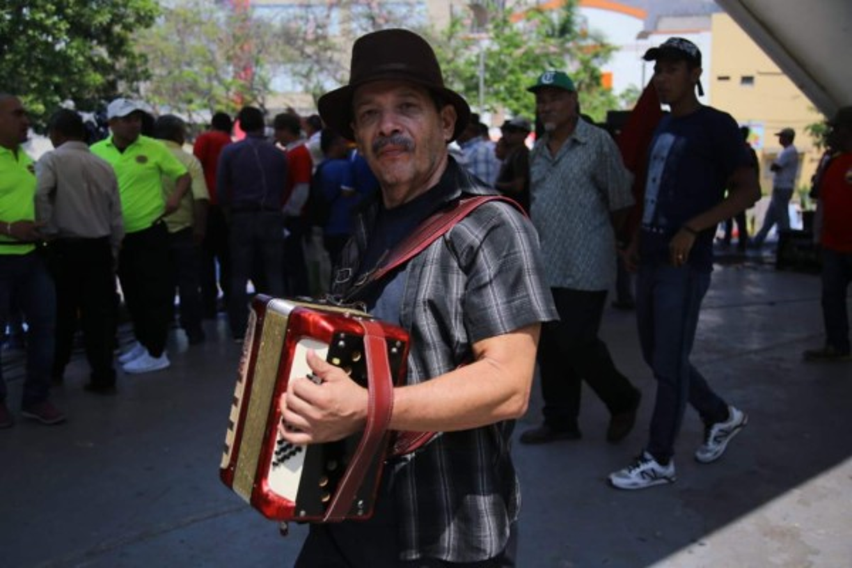 El hombre deleitó a los manifestantes cantando canciones al son del acordeón. No faltaron las típicas en protesta del gobierno
