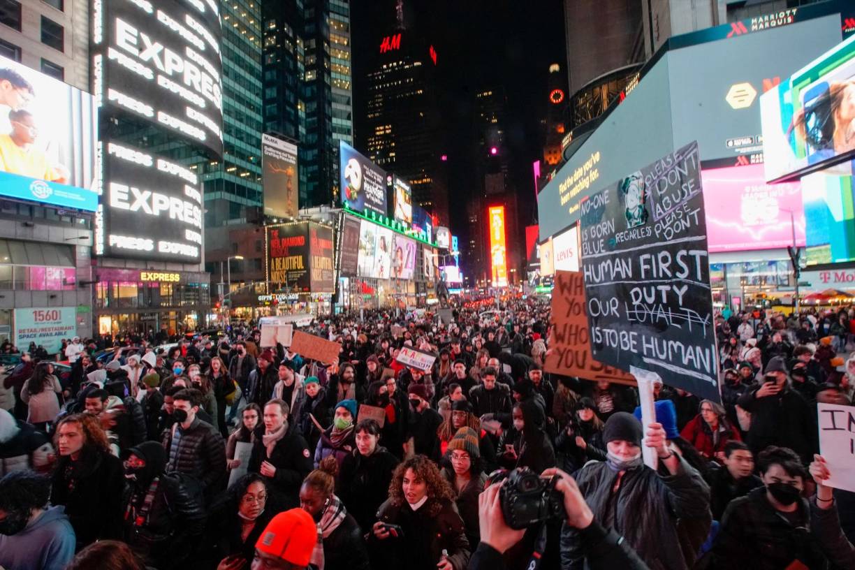 Apenas difundidas las imágenes, el presidente Joe Biden se dijo “indignado y profundamente dolorido”. Biden advirtió que el video “indignará a Estados Unidos” y pidió mantener la calma