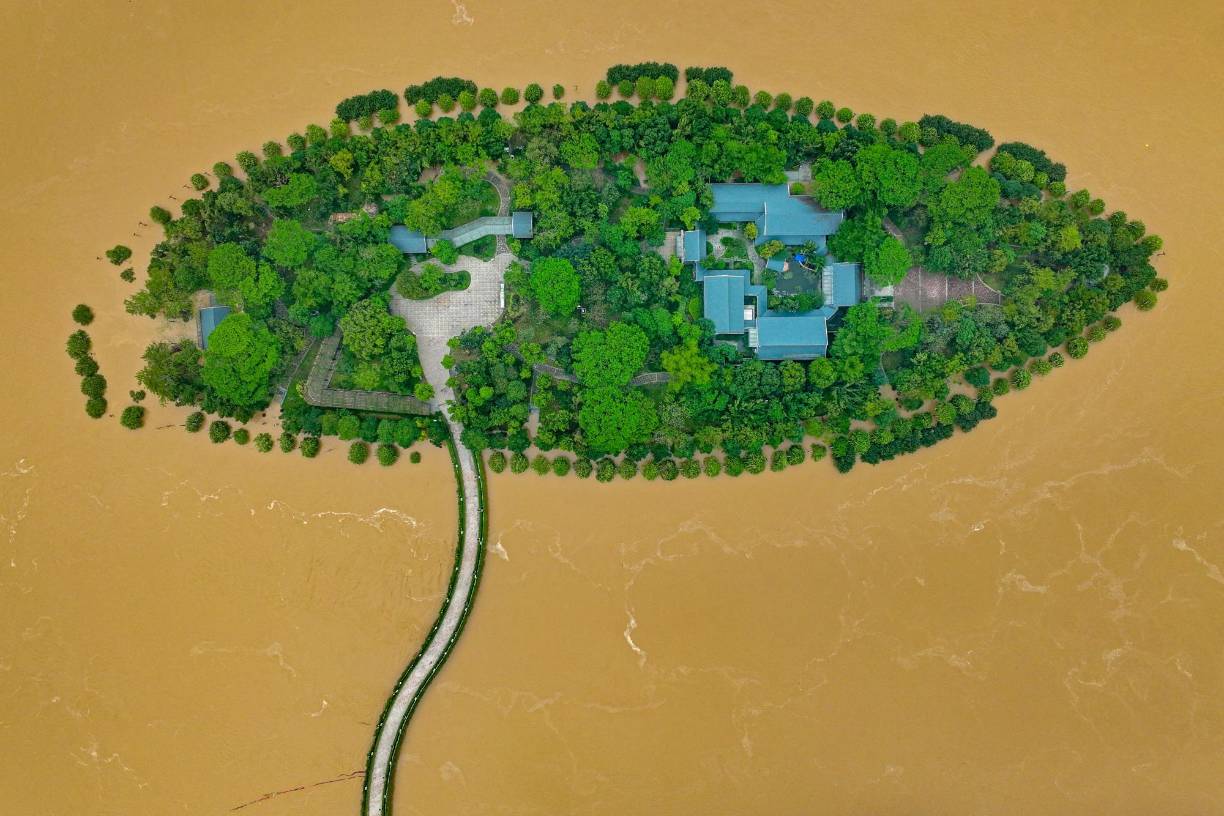 En el pueblo de Shatang, un pequeño lago se desbordó, engullendo o arrancando a su paso numerosos árboles, algunos de los cuales quedaron tendidos en el barro.