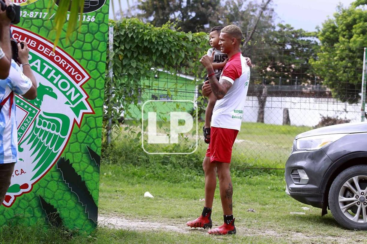 El mediocampista llegó a la sede del Marathón acompañado de su hijo.