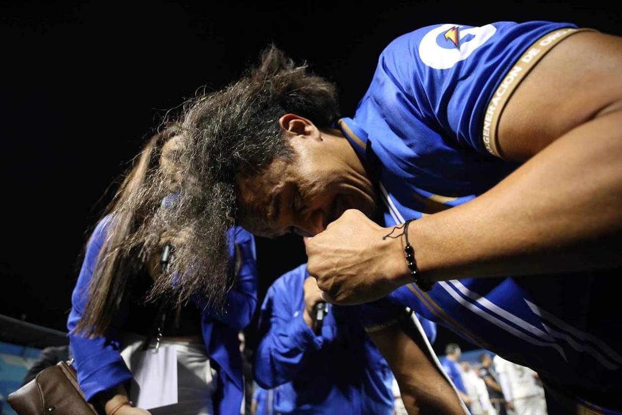‘Rambo’ de León llorando con la mirada al suelo tras salir del campo en su partido de despedida.