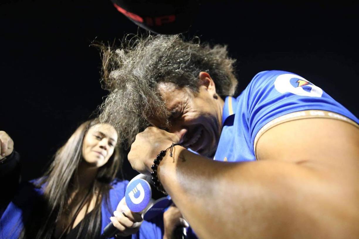 ‘Rambo’ de León rompió a llorar al abandonar el campo en su partido de despedida.