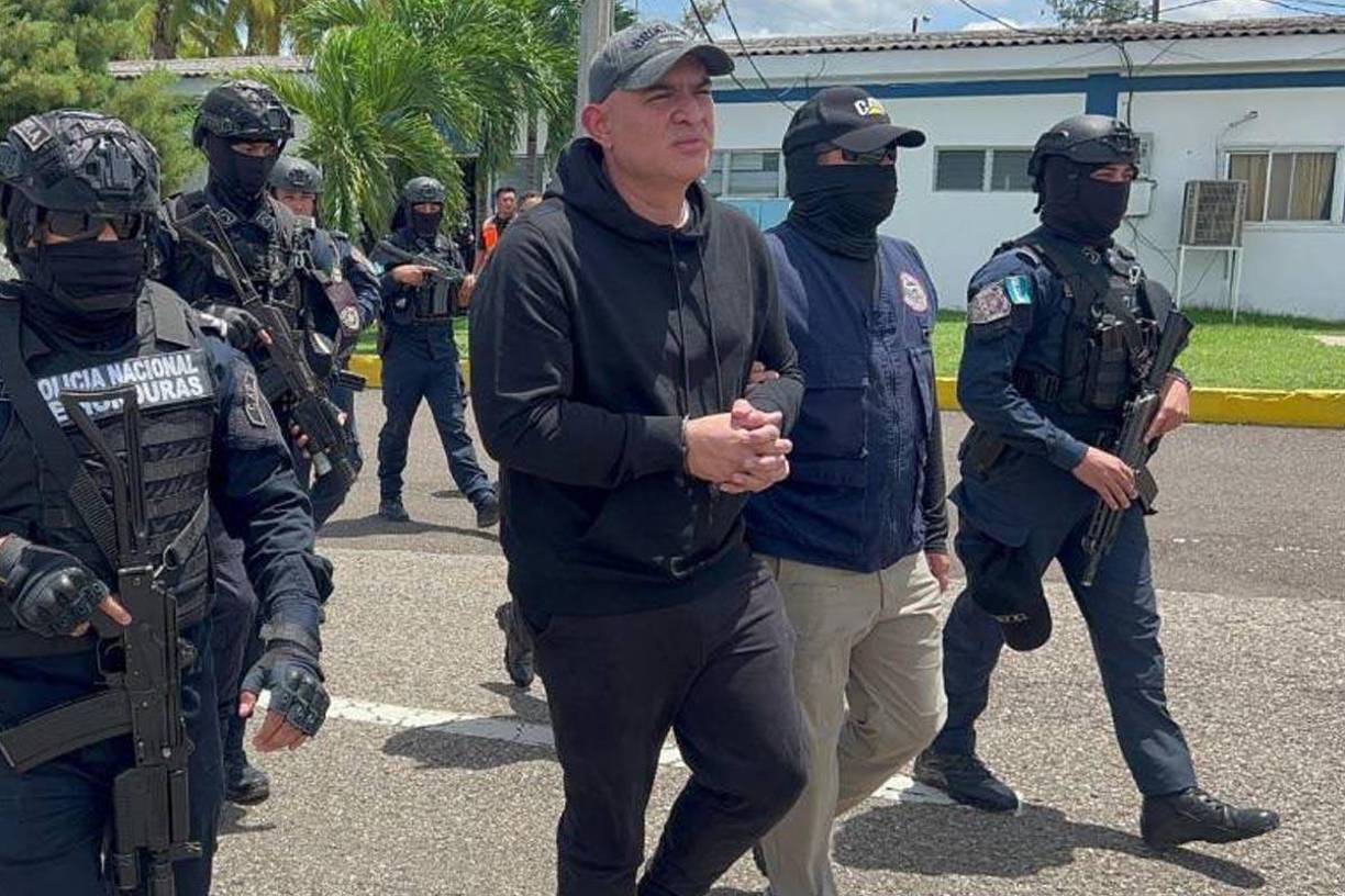 El portavoz de la Secretaría de Seguridad de Honduras, Edgardo Barahona, informó a los periodistas que el acusado fue entregado a los agentes de la DEA bajo un fuerte dispositivo de seguridad.
