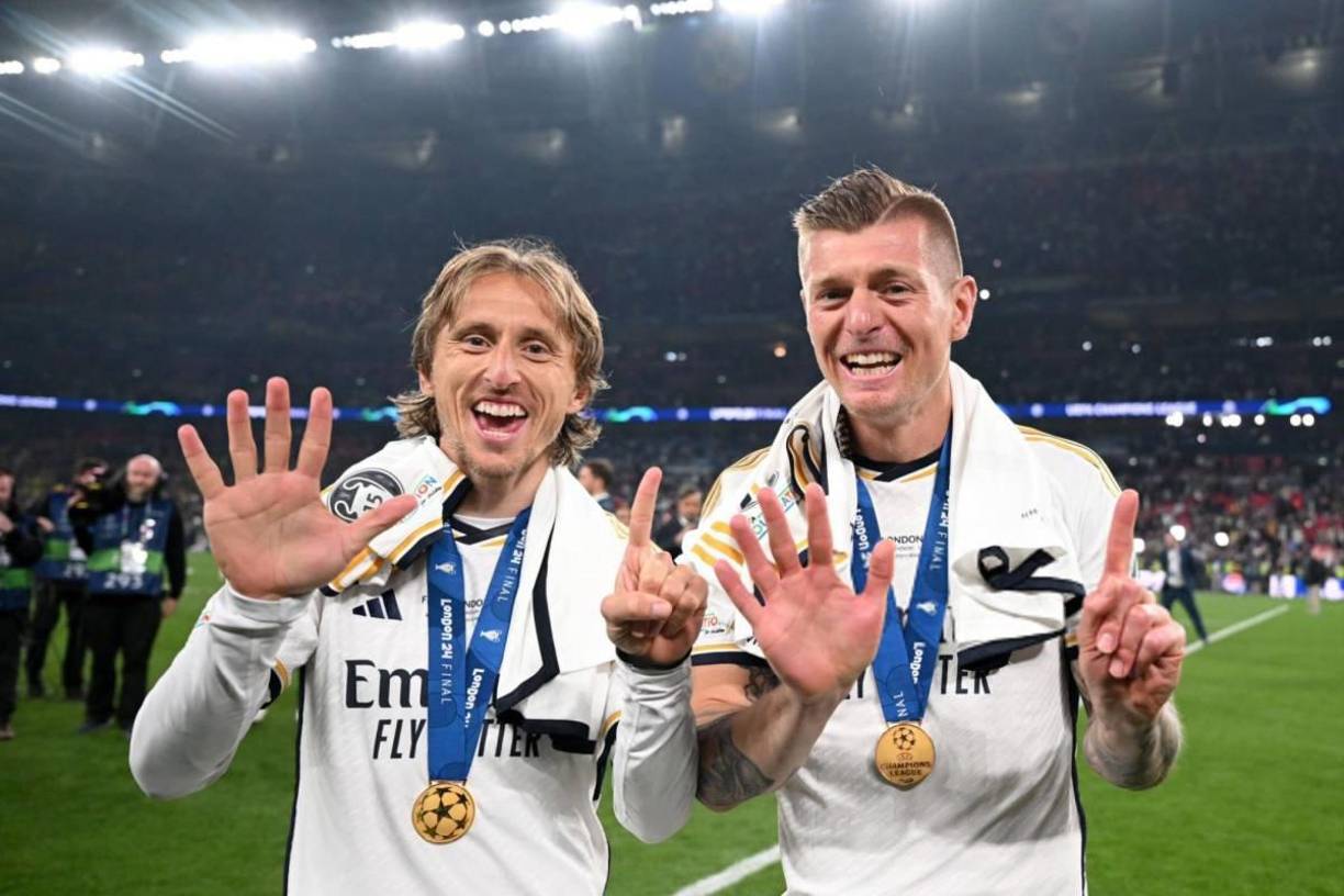 Luka Modric y Toni Kroos señalando que cuentan con seis ‘Orejonas’ en su palmarés. ¡Ya tienen más que el Barcelona!