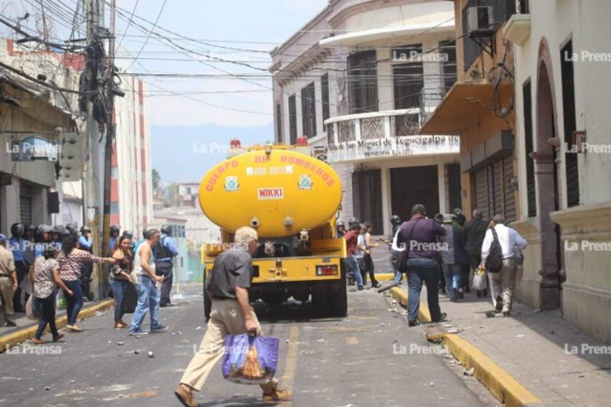 A las manifestaciones de maestros y del sector de la salud se han sumado estudiantes de educación media y universitaria, lo mismo que activistas de partidos de oposición.<br/><br/>