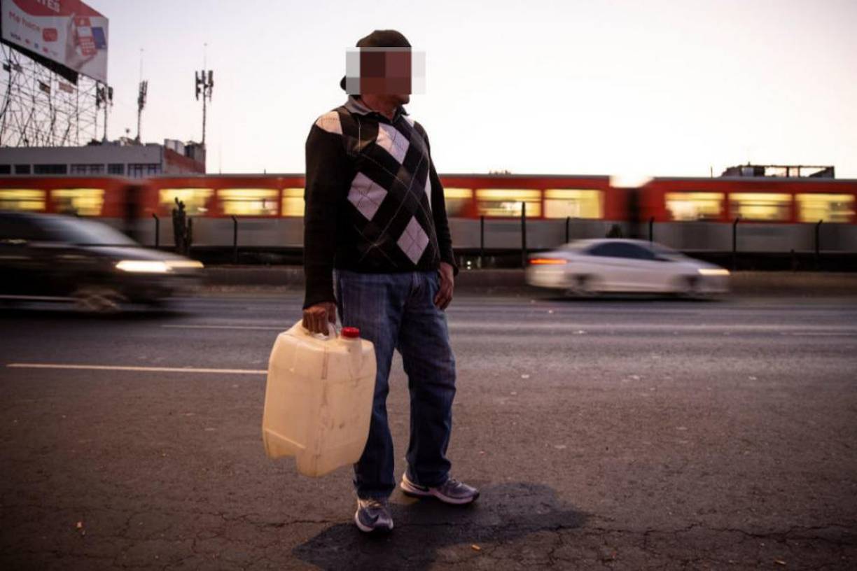 Según las investigaciones iniciales, Lambrecht llegó al domicilio portando un bidón de combustible y, en medio de una acalorada discusión, atacó a ambas mujeres