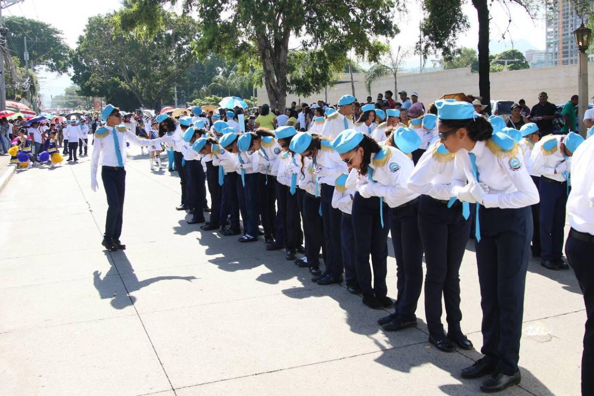 Con fervor y civismo, los alumnos de las escuelas primarias rinden homenaje a Honduras por sus 203 años de Independencia Patria. 
