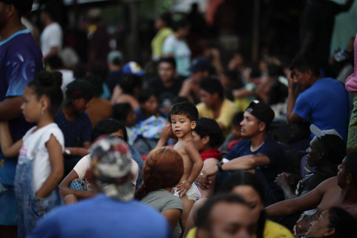 Después de haber atravesado durante varios días la selva, con sus colinas embarradas, ríos de repentinas crecidas y la amenaza de la picadura de serpientes o robos, los migrantes llegan al poblado indígena de Bajo Chiquito, donde las autoridades los registran.