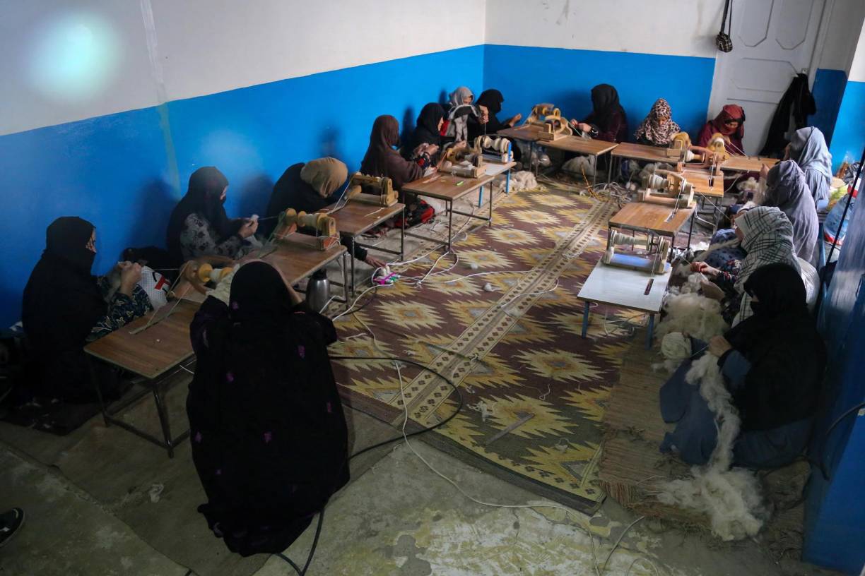 Los talibanes también han prohibido a las mujeres realizar algunos trabajos en varias industrias, lo que ha dejado a muchas de ellas en oficios que ofrecen pagos muy bajos.