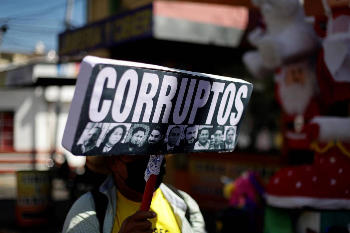 “Corruptos”, son algunas de las consignas plasmadas en pancartas que llevan consigo algunos ciudadanos que participan en la manifestación hoy domingo en San Salvador (El Salvador). 