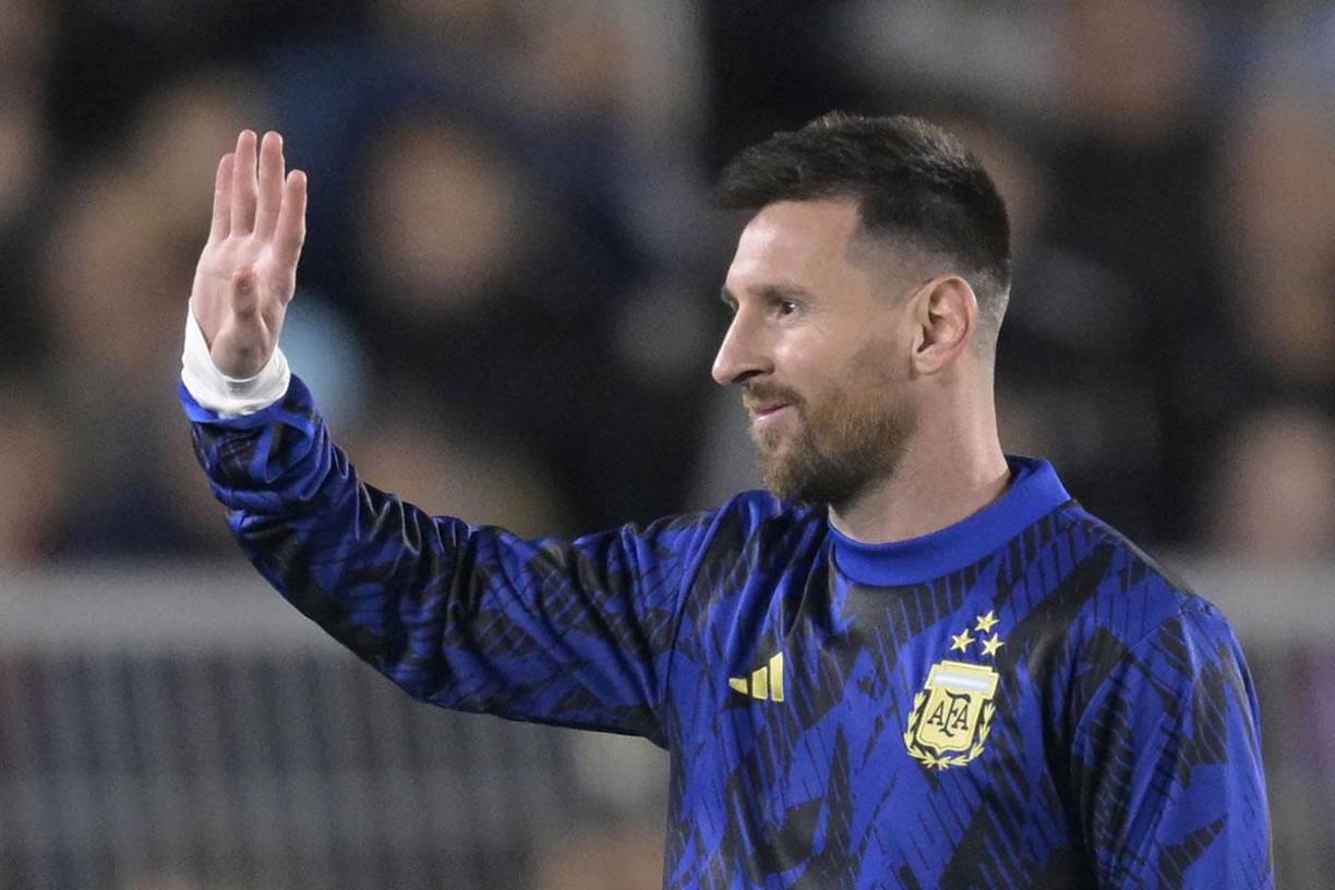 El capitán Albiceleste saludando a los aficionados argentinos en el estadio Monumental.